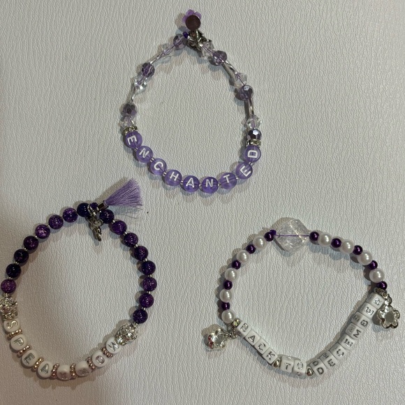 Taylor Swift friendship bracelets - Picture 1 of 16